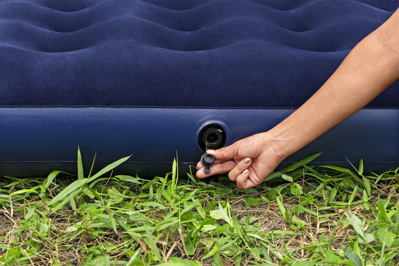 Надуваем матрак Bestway Air Mattress Full, 137 х 191 х 22 см, PVC, плюшен, за вътрешна и външна употреба, син - Image 2