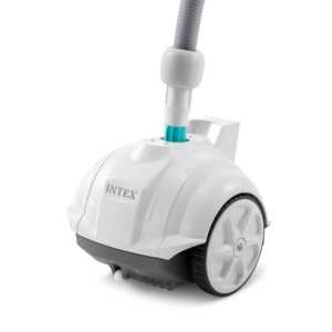Уред за почистване на басейни Intex с колела и маркуч за лесно управление.
