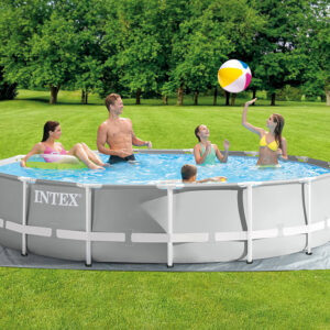 Семейство и приятели се забавляват в надуваемия басейн Intex, разположен на зелена морава. Водата е чиста, а слънцето грее, докато играят с цветен топка.