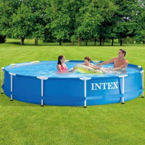 Семейство се забавлява в надуваем басейн Intex на зелена морава.