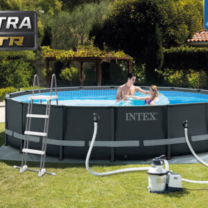 Модел на надземен басейн Intex Ultra XTR с двама души, които се наслаждават на водата. Басейнът е с метална конструкция и стълба, разположен в зелен двор с лятна обстановка.