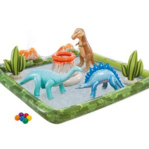 Играчка с динозаври в детски басейн с водна фонтана, включваща цветни надуваеми динозаври и зелени растения, идеална за летни игри на открито.