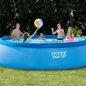 Семейство се забавлява в надуваемия басейн Intex Easy Set, играейки с топка и плувайки в лятната слънчева обстановка.