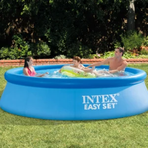 Детски басейн Intex Easy Set с трима души, играещи и наслаждаващи се на водата в градината.