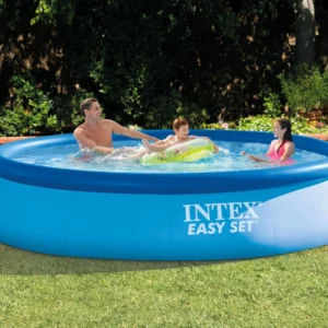 Семейство се забавлява в надуваемия басейн Intex Easy Set в задния двор, наслаждавайки се на летните дни.