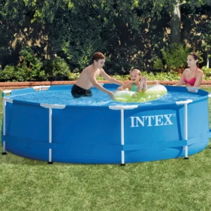 Деца и възрастна жена се забавляват в надуваем басейн Intex в градината, сред зелена трева и храсти.