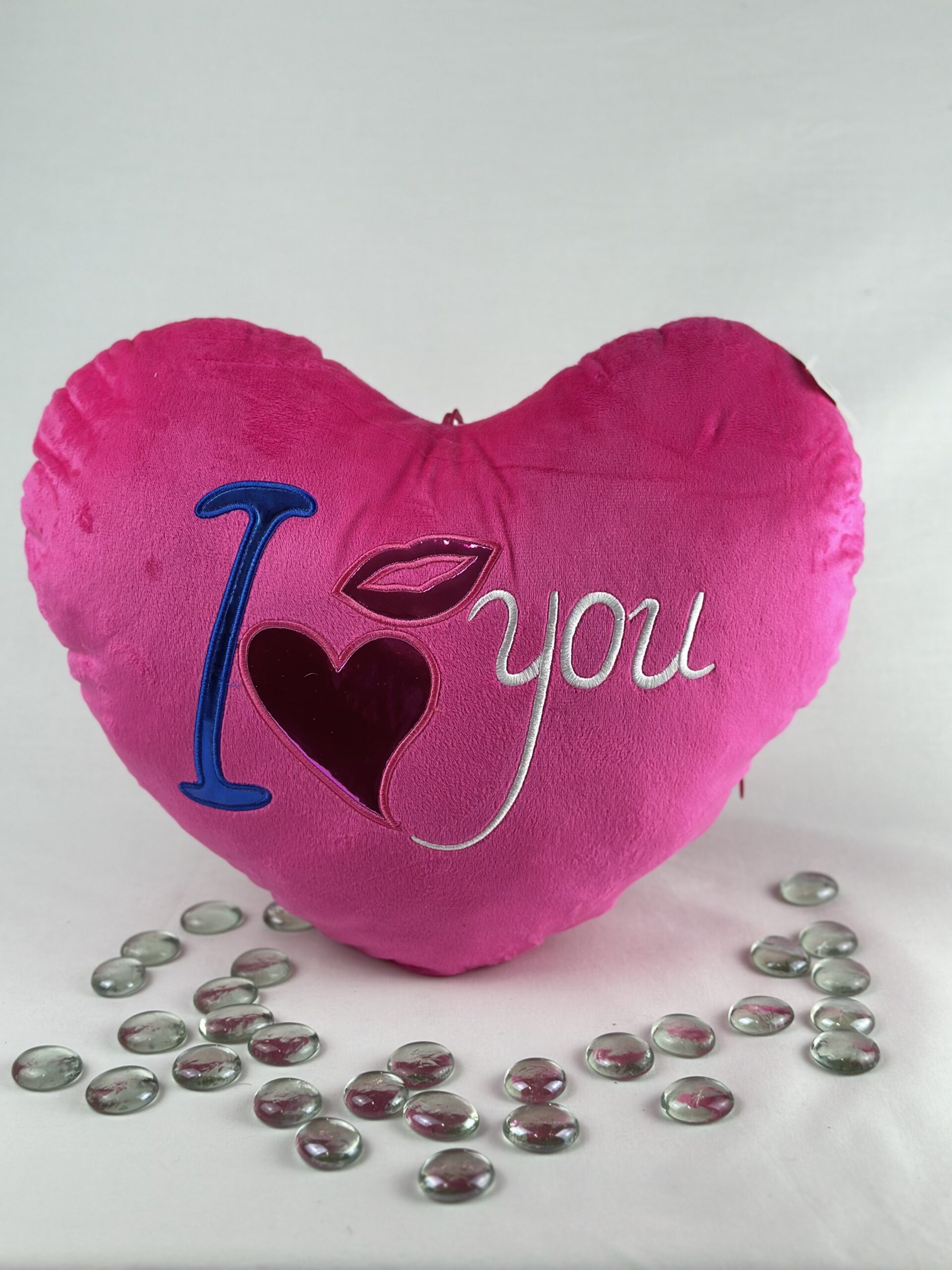Розово сърце с надпис "I love you" и стъклени мъниста на фона.