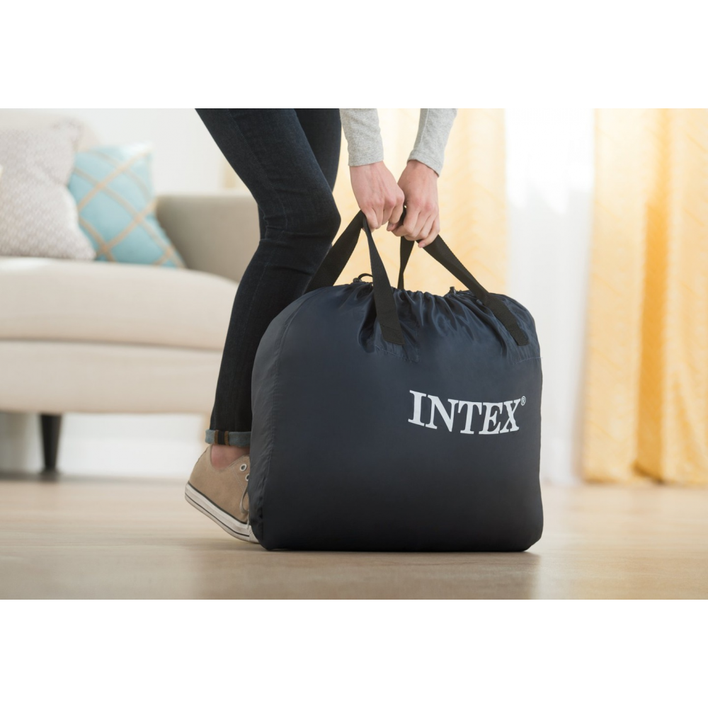 Чанта Intex в ръцете на човек, идеална за съхранение и пренос на вещи.