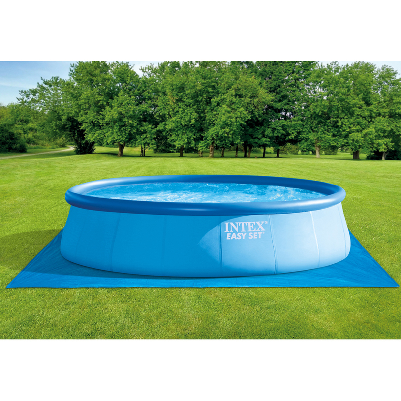 Басейн Intex Easy Set в зелен парк с дървета на фона. Подходящ за лятна употреба.